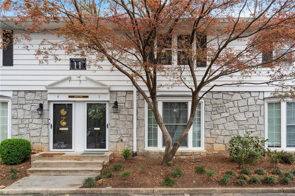 2 bedroom, 2 bathroom townhouse sold at 136 Peachtree Memorial Drive MD3, Atlanta, GA 30309