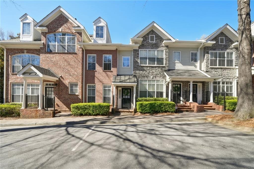 1 bedroom, 2 bathroom townhouse sold at 1119 Glenridge Place, Atlanta, GA 30342