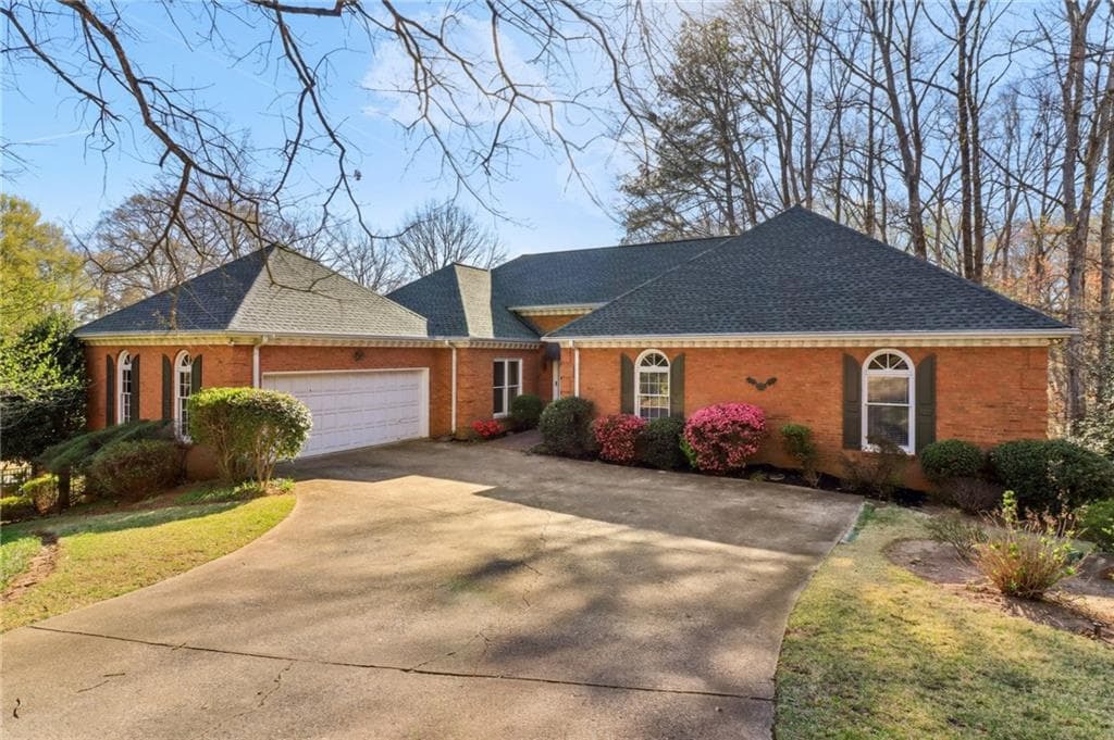 4 bedroom, 4 bathroom single family residence sold at 8570 Olde Pacer Pointe, Roswell, GA 30076