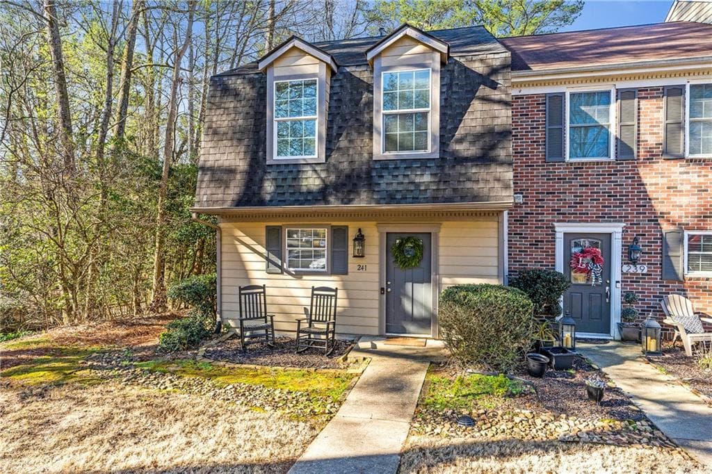 2 bedroom, 3 bathroom townhouse sold at 241 Quail Run, Roswell, GA 30076