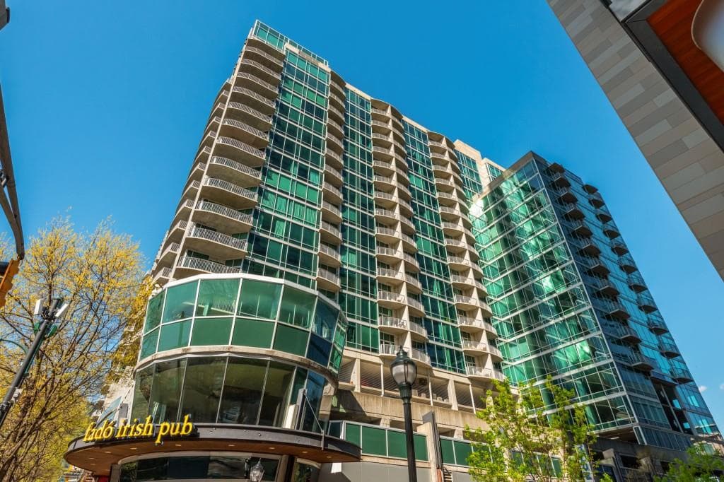 2 bedroom, 1 bathroom condominium sold at 943 Peachtree Street 901, Atlanta, GA 30309