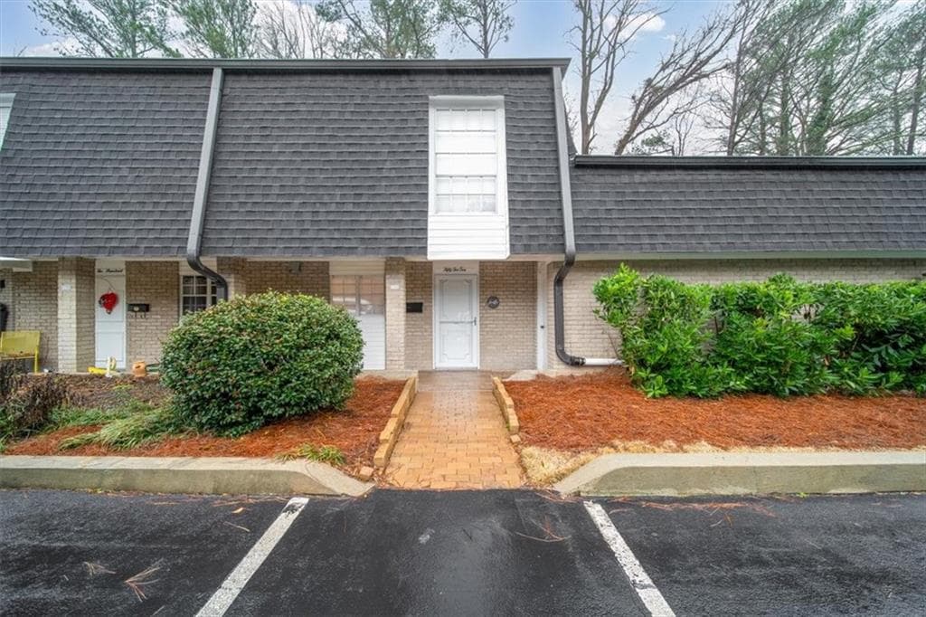 2 bedroom, 3 bathroom townhouse sold at 5210 Chemin De Vie, Atlanta, GA 30342