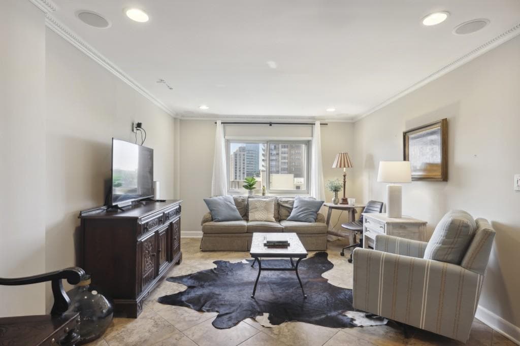 1 bedroom, 1 bathroom, 703 sq ft condominium sold at 2285 Peachtree Road 1207, Atlanta, GA 30309