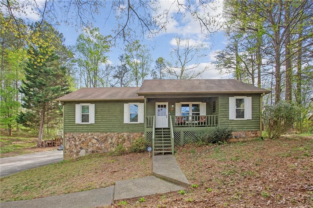 3 bedroom, 2 bathroom single family residence sold at 6909 Heritage Place, Acworth, GA 30102