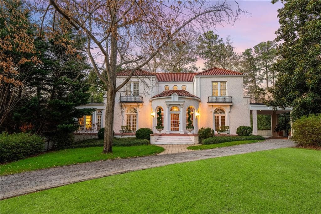 4 bedroom, 4 bathroom, 4,922 sq ft single family residence sold at 401 Peachtree Battle Avenue, Atlanta, GA 30305