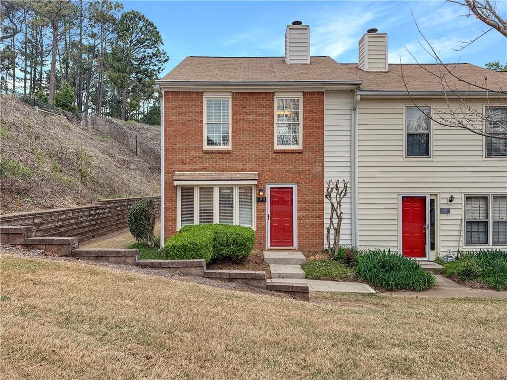 2 bedroom, 3 bathroom townhouse sold at 193 High Creek Drive, Roswell, GA 30076