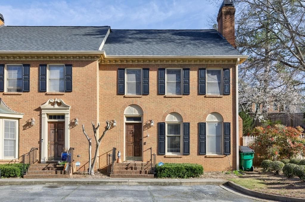 3 bedroom, 3 bathroom townhouse sold at 272 Windsor Parkway, Atlanta, GA 30342