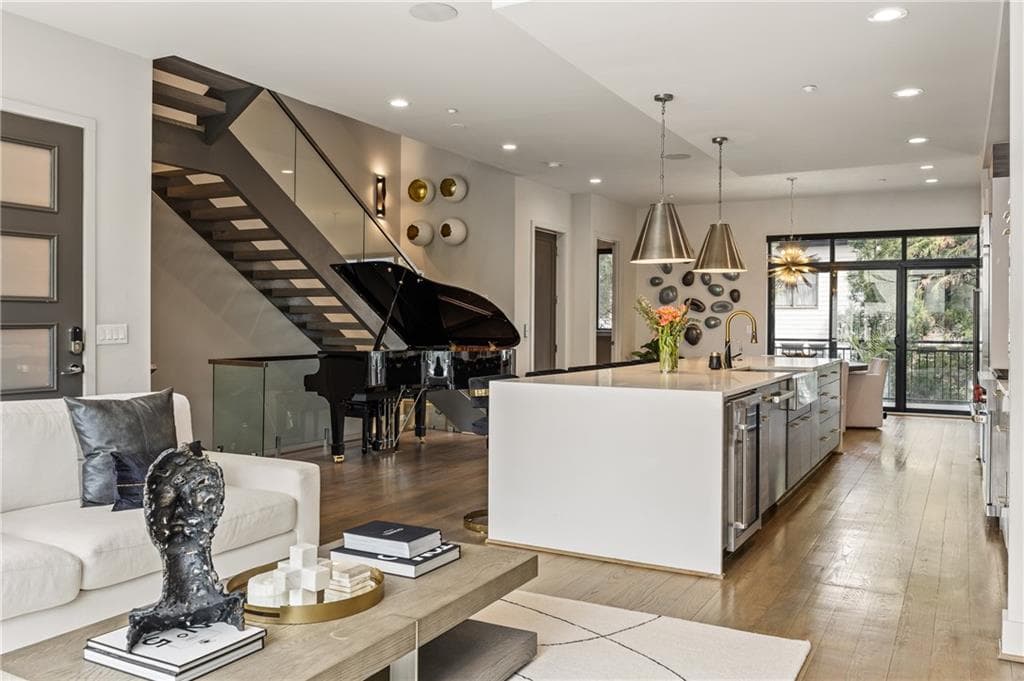 3 bedroom, 4 bathroom townhouse sold at 904 Lenox Boulevard, Atlanta, GA 30324