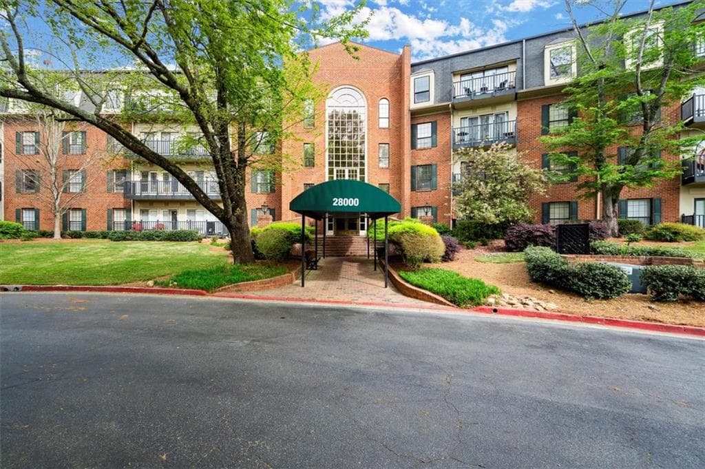 2 bedroom, 3 bathroom condominium sold at 28315 PLANTATION Drive, Atlanta, GA 30324