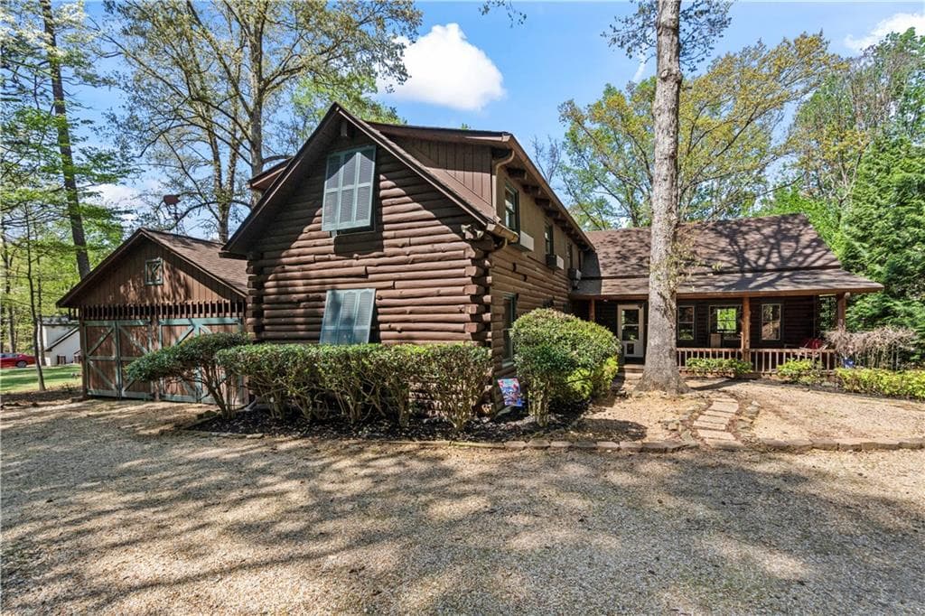 5 bedroom, 2 bathroom single family residence sold at 6661 Woodlake Drive, Flowery Branch, GA 30542