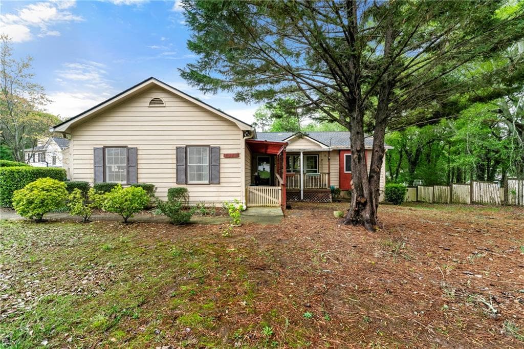 3 bedroom, 3 bathroom single family residence sold at 2172 Oakland Ridge Drive, Lawrenceville, GA 30044