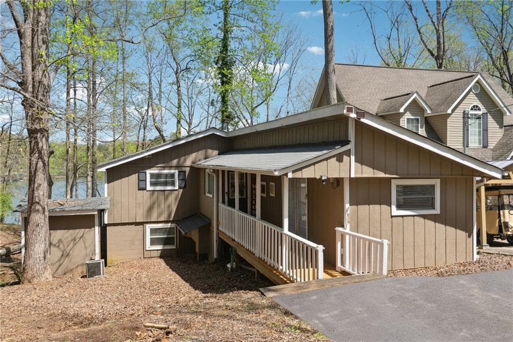 2 bedroom, 2 bathroom, 1,200 sq ft single family residence sold at 6609 Lakeshore Drive, Gainesville, GA 30506