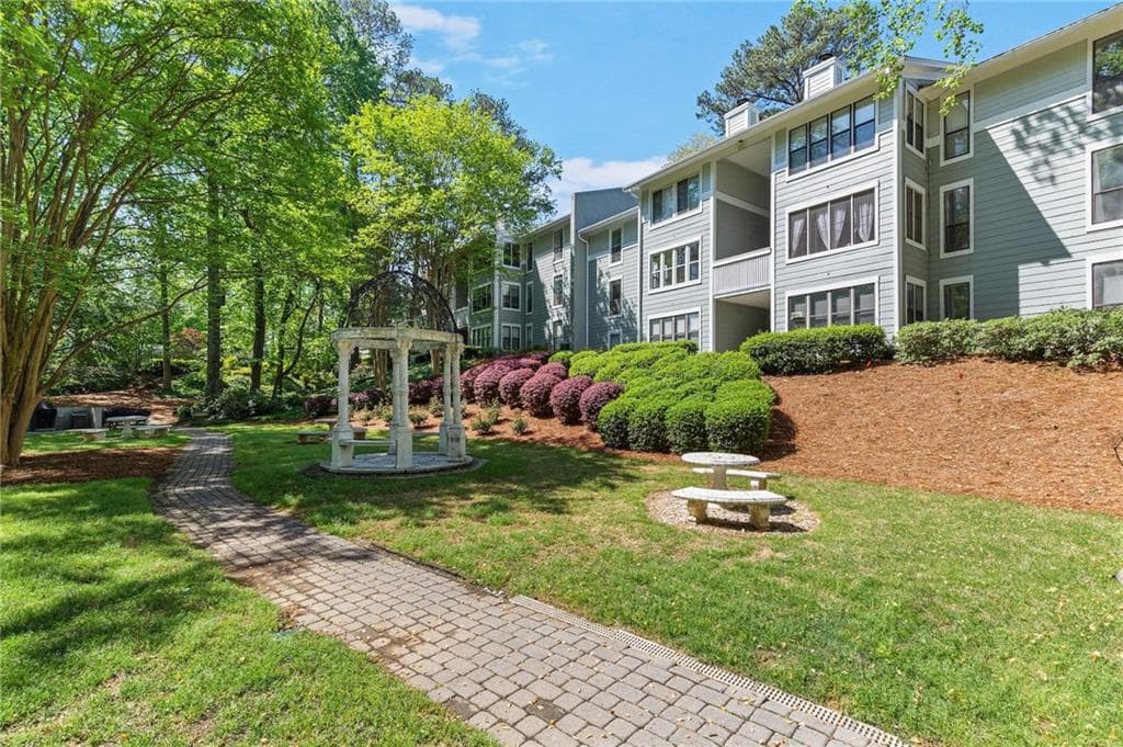 1 bedroom, 1 bathroom, 859 sq ft condominium sold at 305 Summit North Drive 305, Atlanta, GA 30324