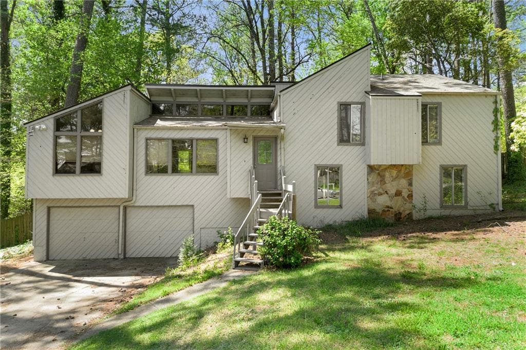 4 bedroom, 3 bathroom single family residence sold at 3923 Lookout Point Drive, Marietta, GA 30066