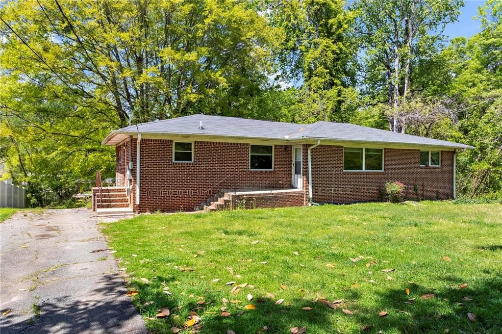 3 bedroom, 2 bathroom single family residence sold at 2307 Woodridge Drive, Marietta, GA 30066