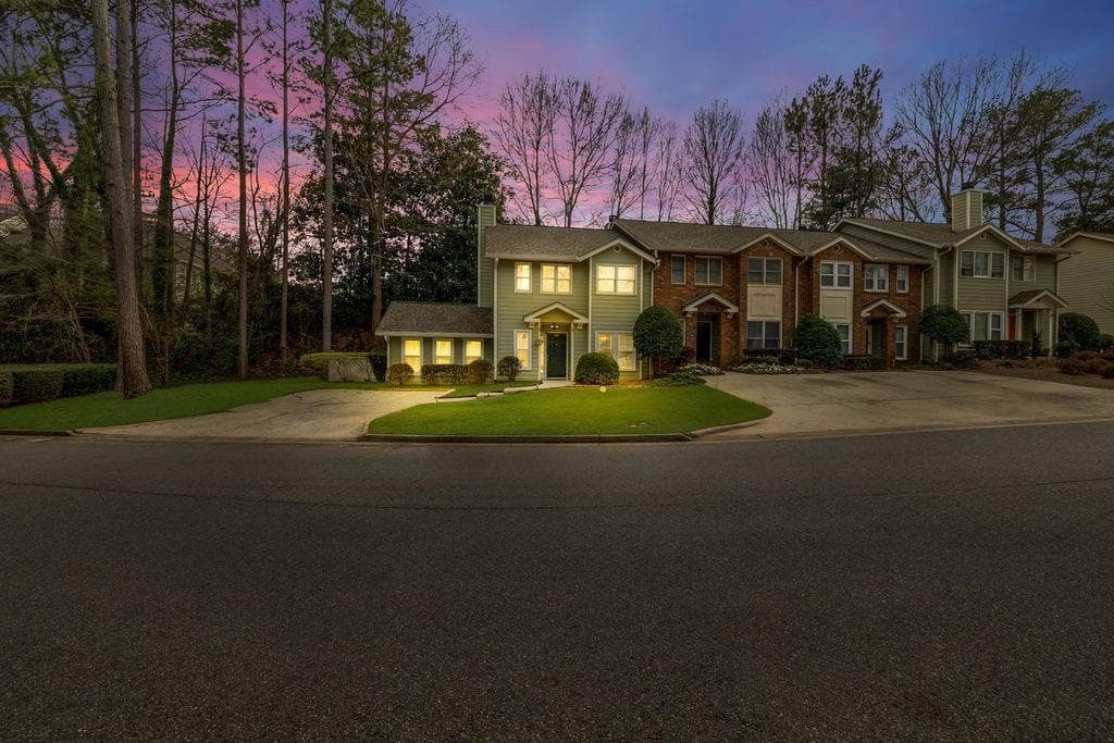 2 bedroom, 3 bathroom townhouse sold at 250 Peachtree Hollow Court, Atlanta, GA 30328