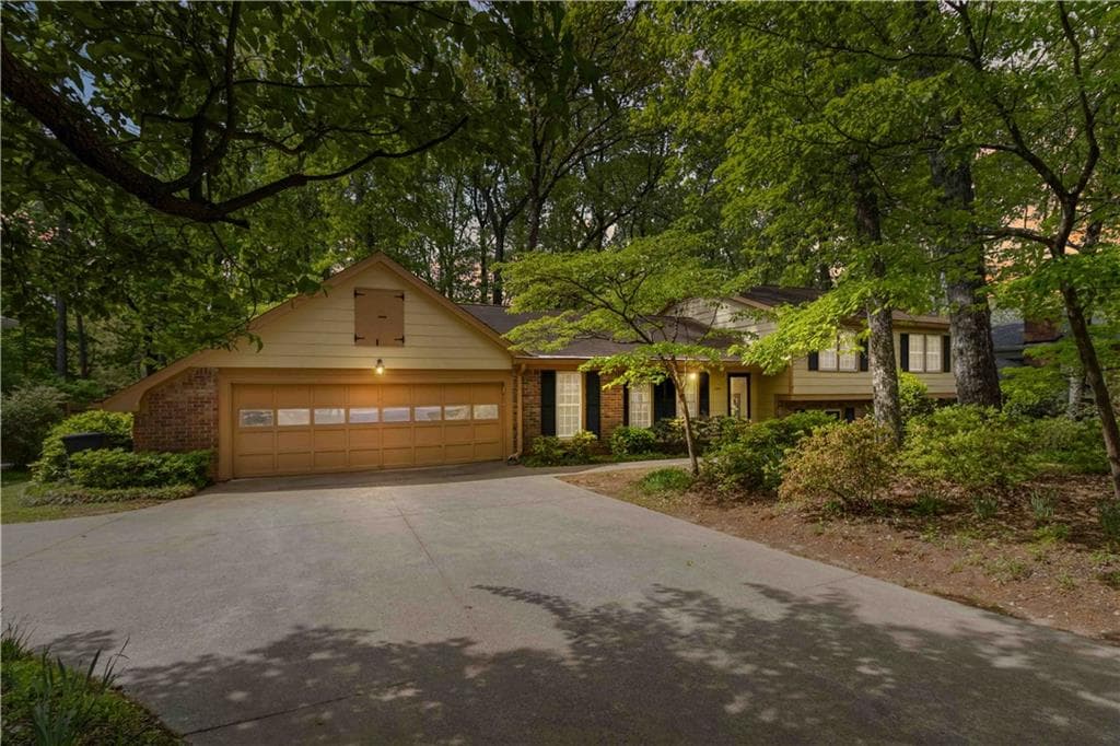 4 bedroom, 4 bathroom single family residence sold at 2343 Kings Point Drive, Dunwoody, GA 30338