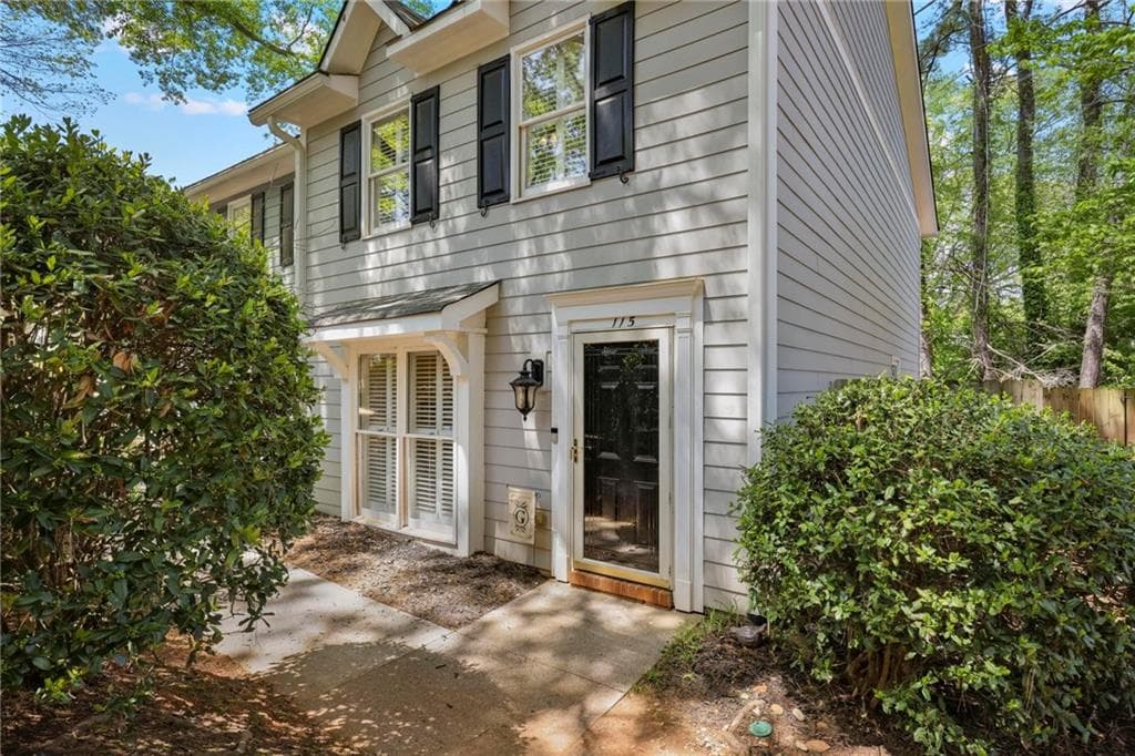 2 bedroom, 3 bathroom townhouse sold at 115 Courtyard Terrace, Roswell, GA 30075