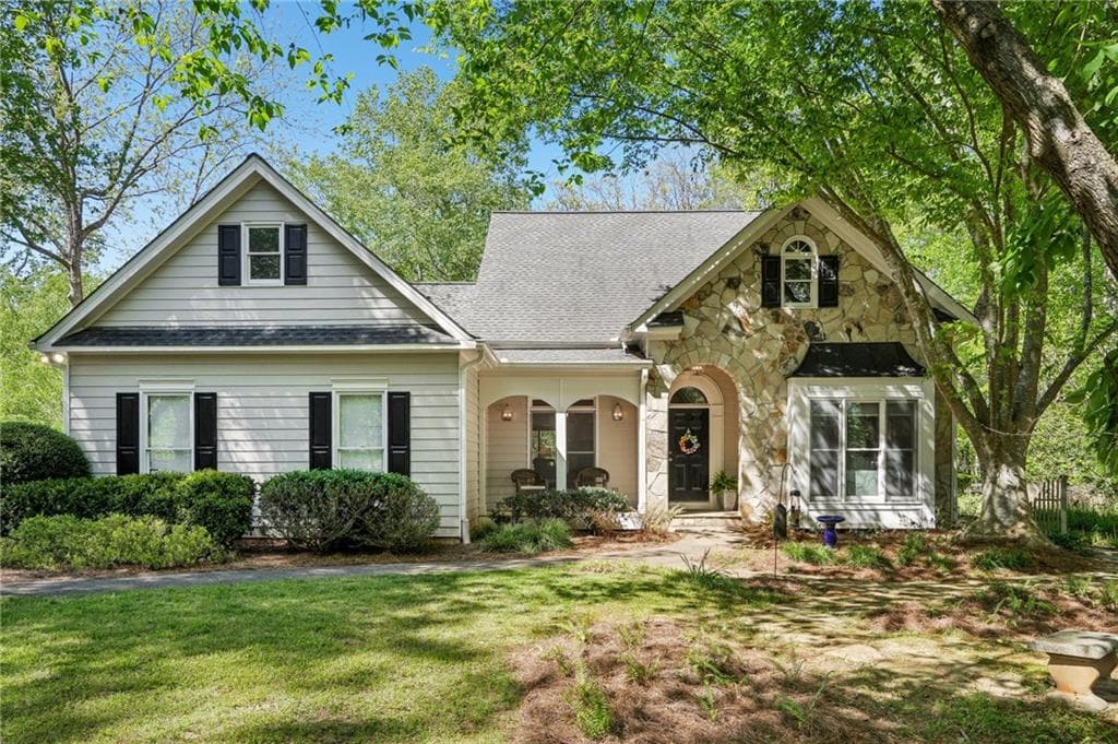 3 bedroom, 3 bathroom single family residence sold at 2095 Southers Circle, Suwanee, GA 30024