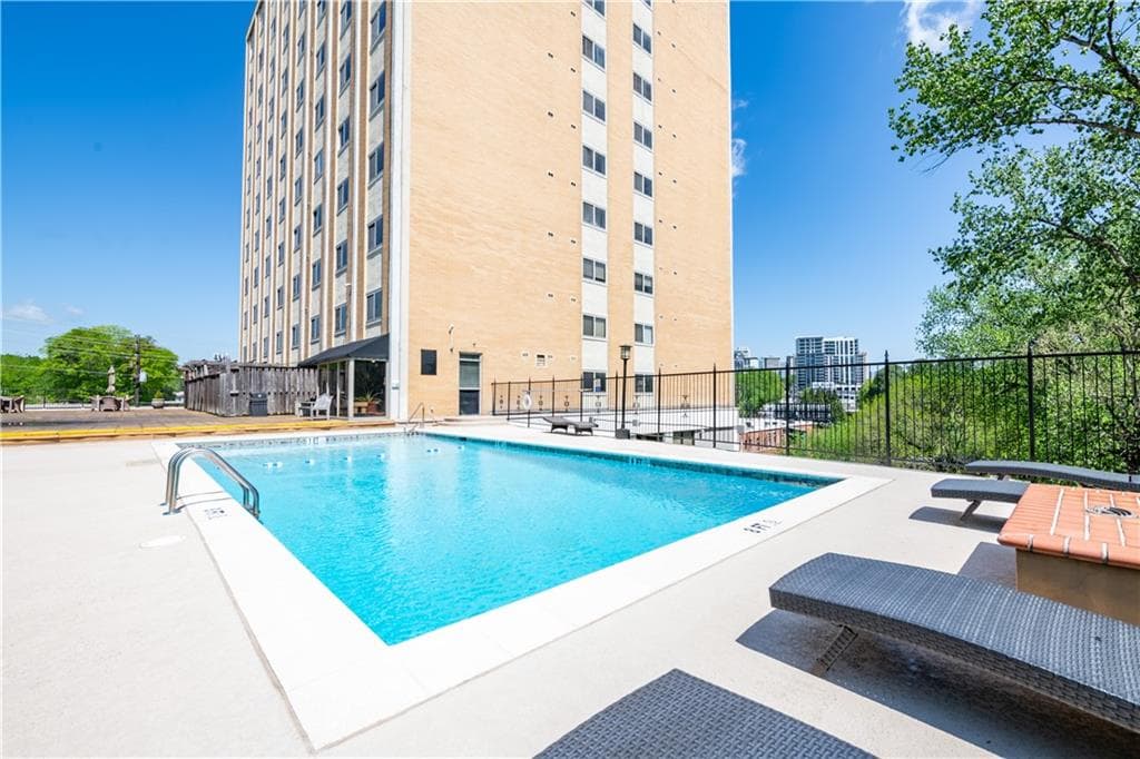 1 bedroom, 1 bathroom, 703 sq ft condominium sold at 2285 Peachtree Road 604, Atlanta, GA 30309