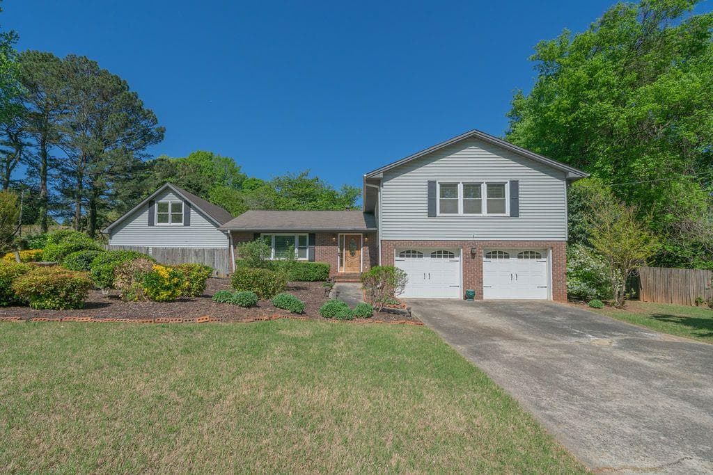 4 bedroom, 3 bathroom, 1,925 sq ft single family residence sold at 2921 HUNTCLIFF Drive, Marietta, GA 30066