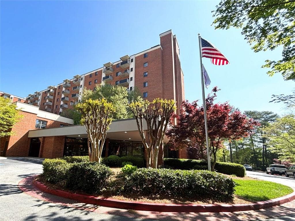 1 bedroom, 1 bathroom condominium sold at 300 Johnson Ferry Road B105, Atlanta, GA 30328