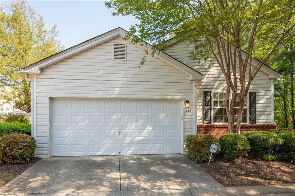 3 bedroom, 2 bathroom, 1,105 sq ft single family residence sold at 548 W Oaks Drive, Woodstock, GA 30188