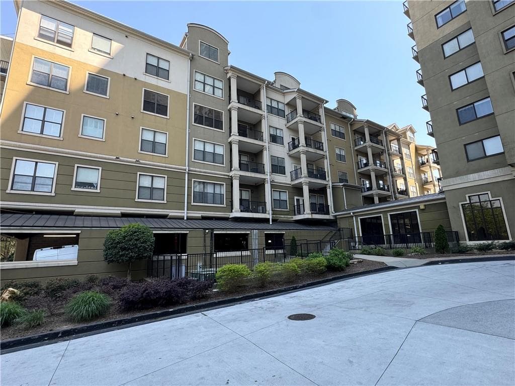 2 bedroom, 2 bathroom, 980 sq ft condominium sold at 799 Hammond Drive 321, Atlanta, GA 30328