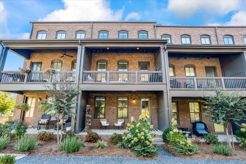 3 bedroom, 4 bathroom townhouse sold at 6775 Pippin Walk, Alpharetta, GA 30005