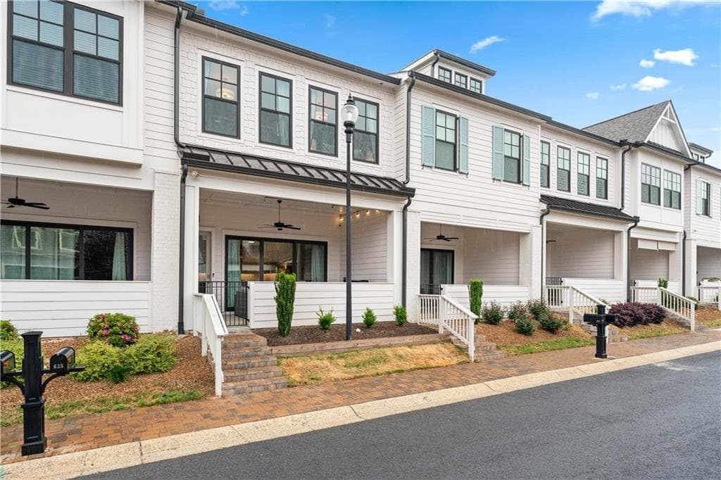 3 bedroom, 3 bathroom, 1,924 sq ft townhouse sold at 635 Stickley Oak Way, Woodstock, GA 30189