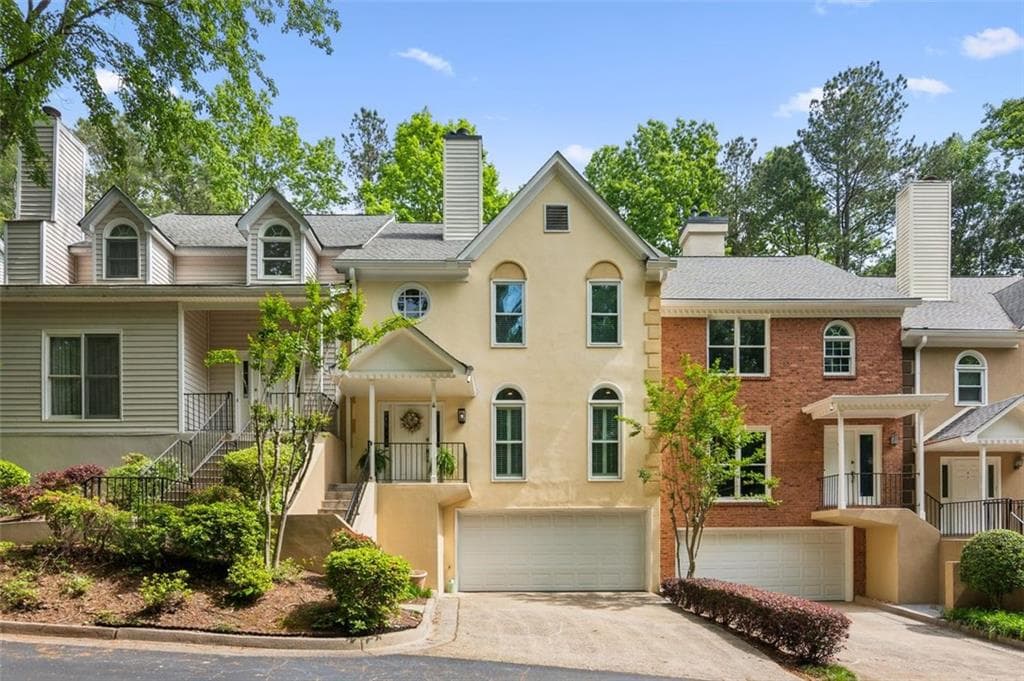 3 bedroom, 3 bathroom townhouse sold at 4 FOREST RIDGE Court, Atlanta, GA 30350