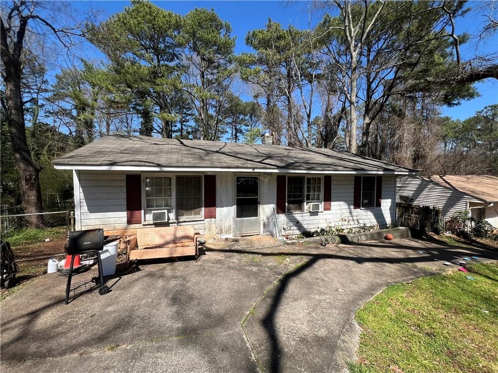 4 bedroom, 1 bathroom single family residence sold at 3382 Phillips Circle, Decatur, GA 30032