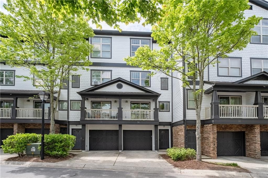 2 bedroom, 3 bathroom townhouse sold at 220 Semel Circle 150, Atlanta, GA 30309