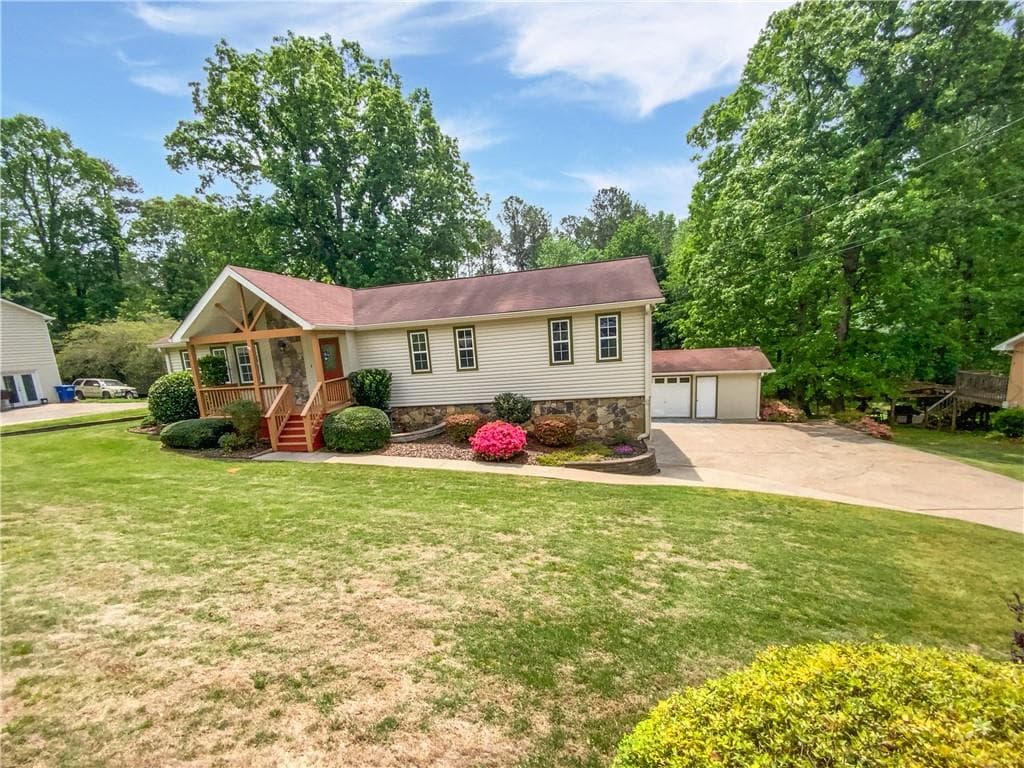 3 bedroom, 2 bathroom single family residence sold at 527 Tomahawk Trail, Woodstock, GA 30188