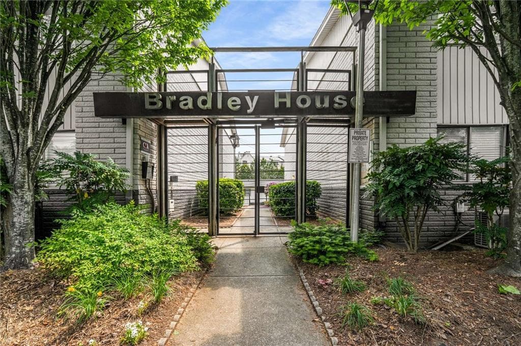 1 bedroom, 1 bathroom, 686 sq ft condominium sold at 3501 Roswell Road 102, Atlanta, GA 30305