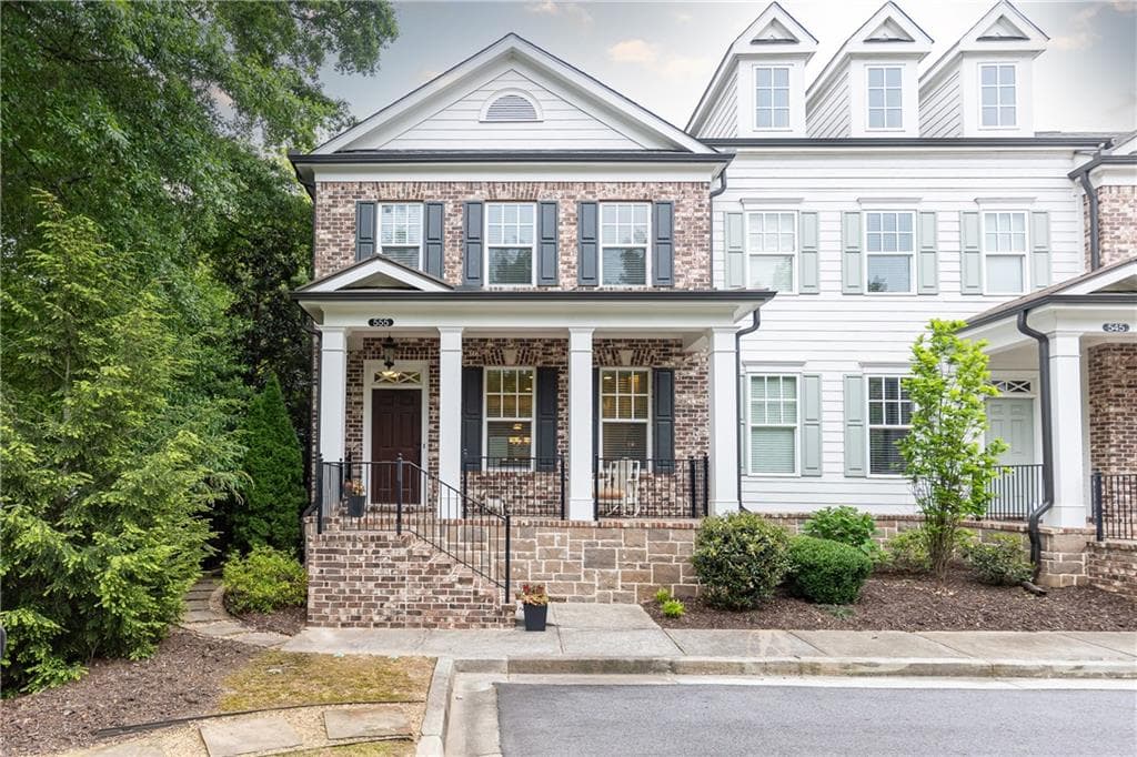 3 bedroom, 4 bathroom townhouse sold at 555 Letchas Lane, Alpharetta, GA 30009