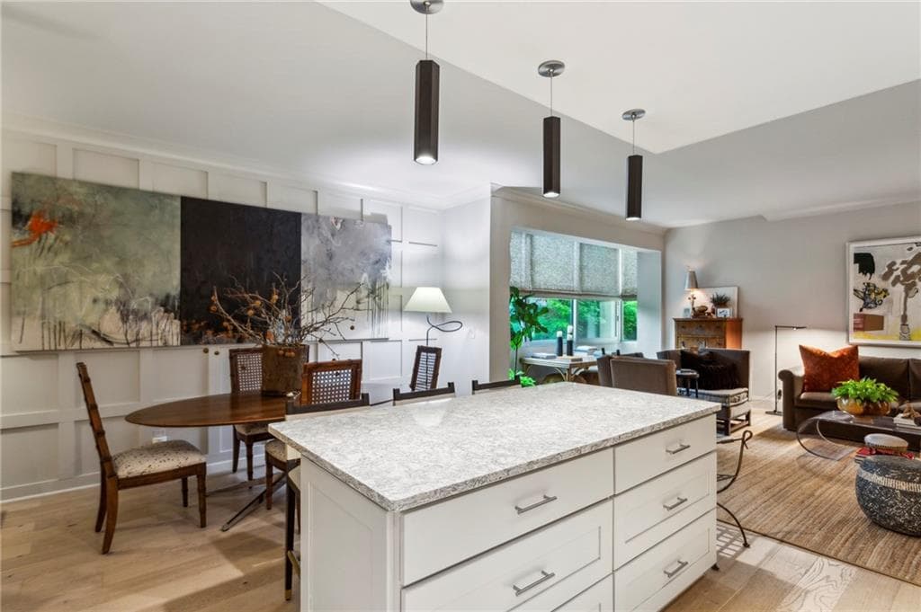 2 bedroom, 2 bathroom, 1,640 sq ft condominium sold at 2632 Peachtree Road 203B, Atlanta, GA 30305