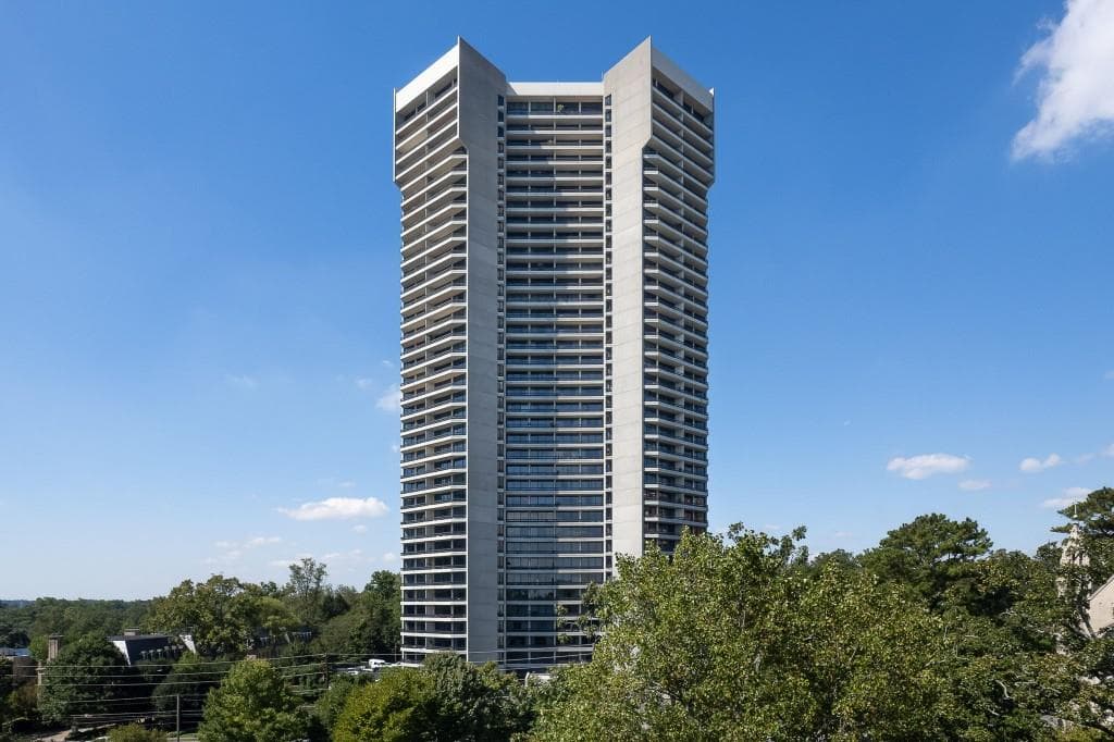 2 bedroom, 2 bathroom, 2,403 sq ft condominium sold at 2660 Peachtree Road 7F, Atlanta, GA 30305