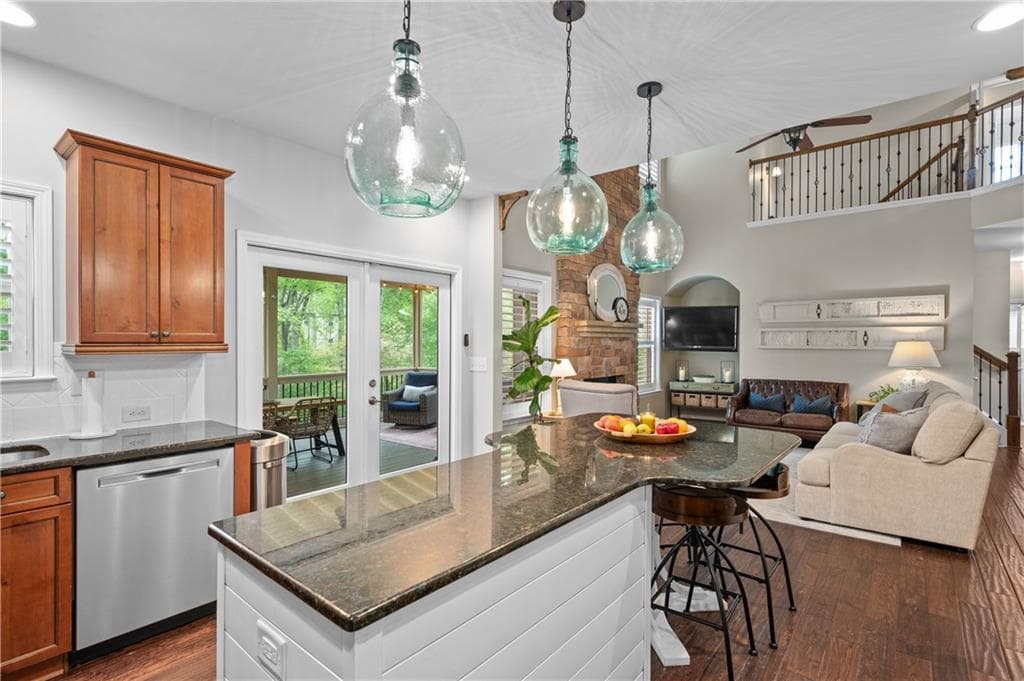 6 bedroom, 4 bathroom single family residence sold at 6250 Vista Crossing Way, Cumming, GA 30028