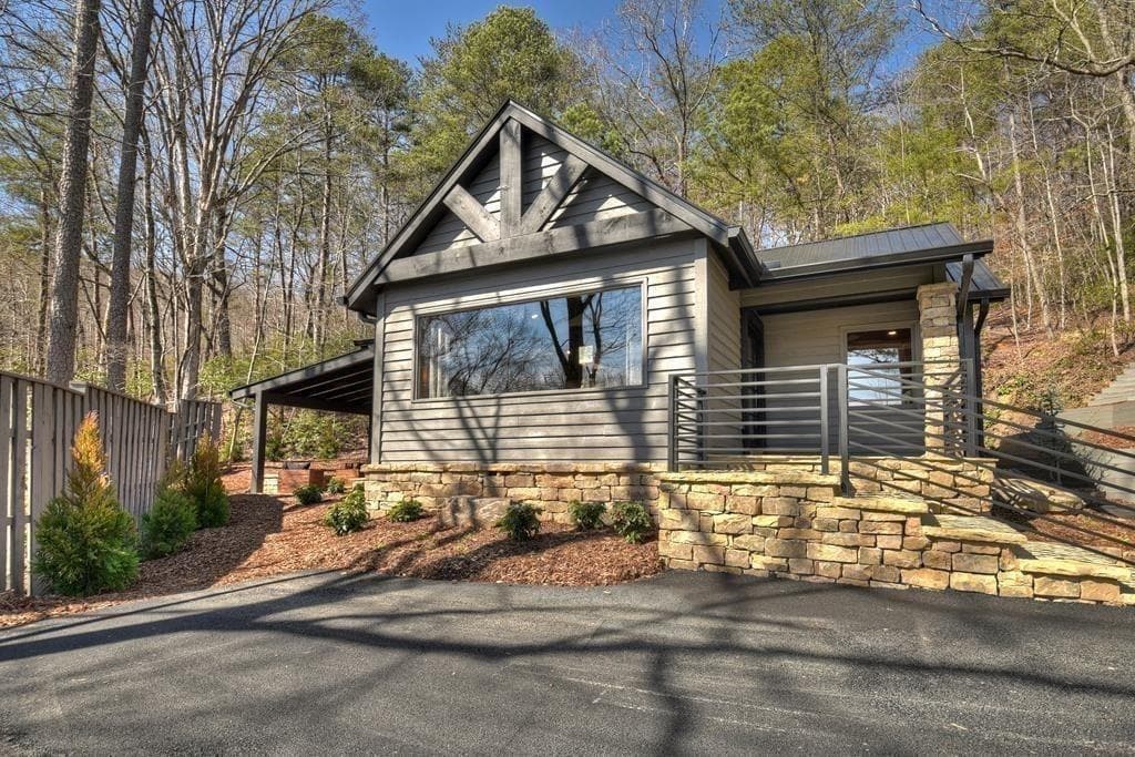 3 bedroom, 3 bathroom, 1,484 sq ft single family residence sold at 283 Cherokee Circle, Ellijay, GA 30541