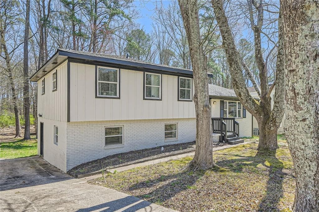 4 bedroom, 2 bathroom single family residence sold at 6552 King George Way, Morrow, GA 30260