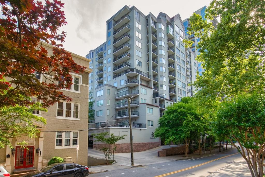 1 bedroom, 1 bathroom, 860 sq ft condominium sold at 275 13th Street 409, Atlanta, GA 30309