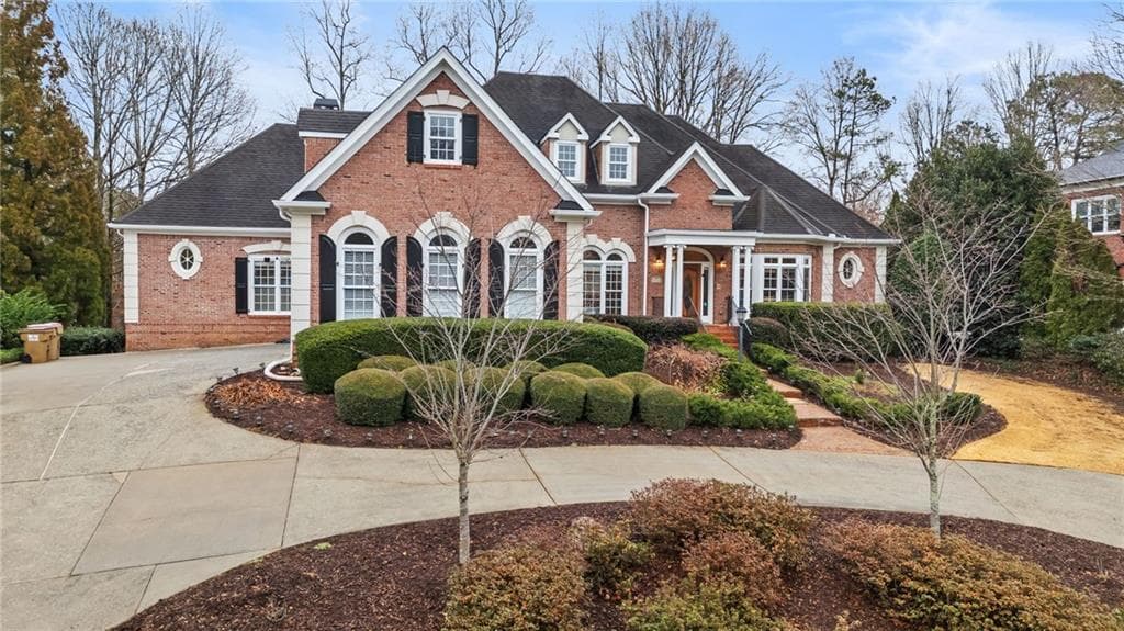 6 bedroom, 4 bathroom single family residence sold at 5560 Stoneleigh Drive, Suwanee, GA 30024