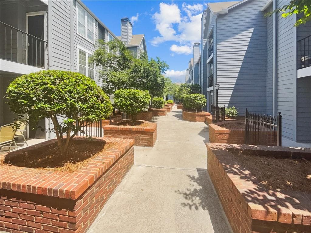 1 bedroom, 1 bathroom, 711 sq ft condominium sold at 311 Granville Court, Atlanta, GA 30328