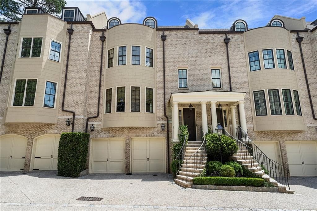 122 Old Ivy Road 17, Atlanta, GA 30342 — most recent listing photo
