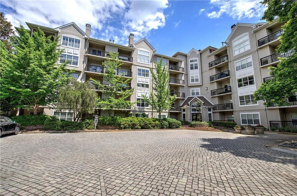 1 bedroom, 1 bathroom, 820 sq ft condominium sold at 2110 River Green Drive 2110, Atlanta, GA 30327
