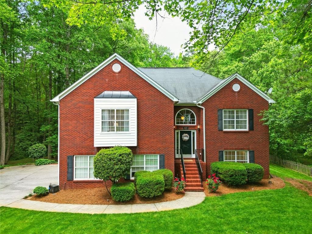 3 bedroom, 3 bathroom, 2,520 sq ft single family residence sold at 827 PINEHURST Drive, Woodstock, GA 30188