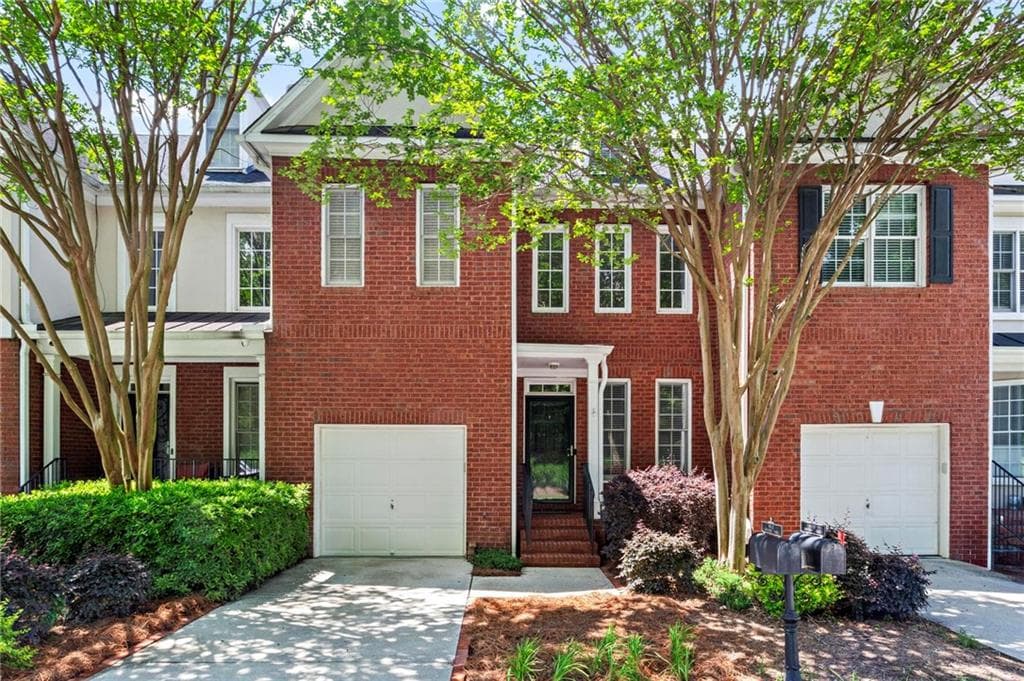3 bedroom, 4 bathroom, 3,097 sq ft townhouse sold at 4910 Longcourt Trace 13, Atlanta, GA 30339