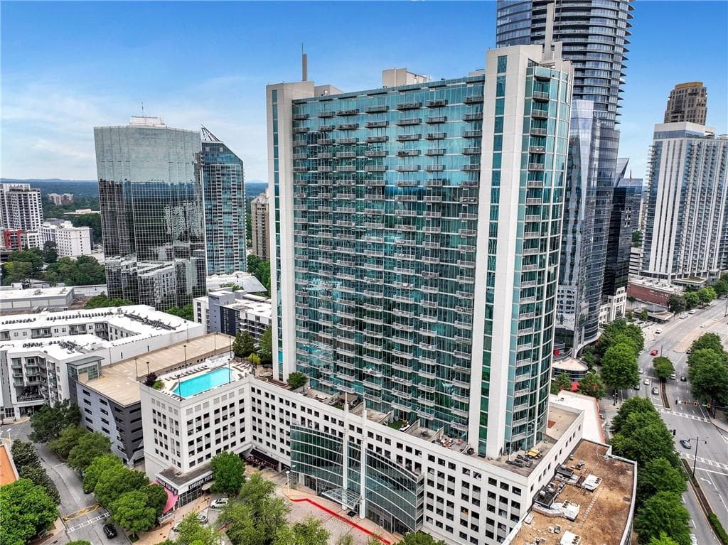1 bedroom, 1 bathroom, 706 sq ft condominium sold at 3324 Peachtree Road 2004, Atlanta, GA 30326