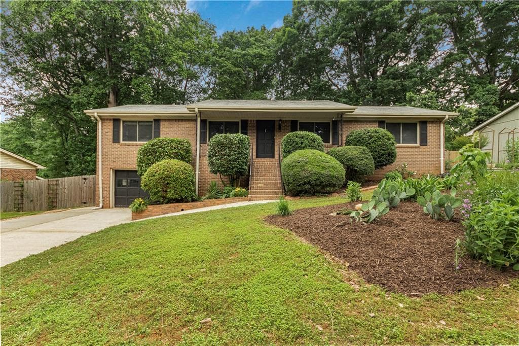 5 bedroom, 3 bathroom, 3,200 sq ft single family residence sold at 3916 Green Forest Lane, Smyrna, GA 30082